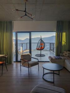ein Wohnzimmer mit Blick auf das Meer in der Unterkunft High Gudauri - Ski in ski out - loft with terrace in Gudauri