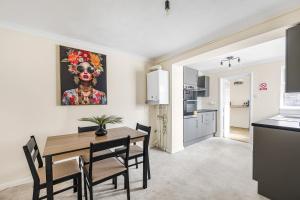 une cuisine et une salle à manger avec une table et des chaises dans l'établissement The House In Defoe Rd - 3br 1bath W Free Parking, à Ipswich 22 autres photos