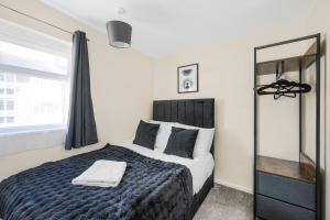 une chambre avec un grand lit et un miroir dans l'établissement The House In Defoe Rd - 3br 1bath W Free Parking, à Ipswich