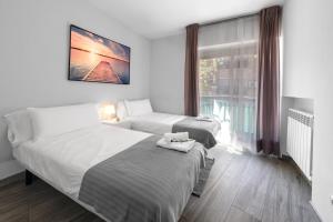 Una habitación de hotel con dos camas y una ventana. en Maravilloso piso en Getafe, Madrid, en Getafe