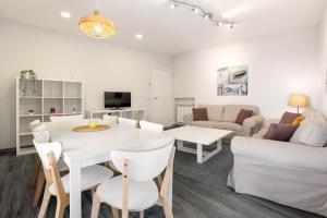 Una sala de estar con una mesa blanca y un sofá. en Maravilloso piso en Getafe, Madrid, en Getafe