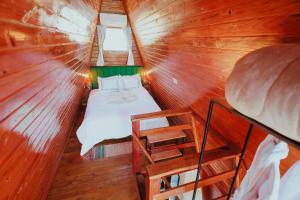 - une chambre dans une cabane en bois dans l'établissement Chalé Refúgio da Coruja, à Miracatu