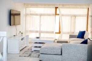 乌昆达LILAC Beachfront 1bedroom Apartment的客厅里有一张沙发和一张桌子。