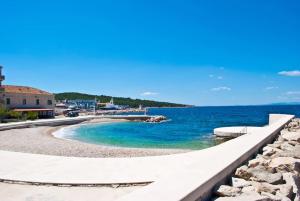 una passerella accanto a un corpo idrico di Apartment Vinka near the beach a Postira (Postire)