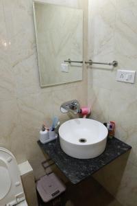 Bilik mandi di Anjuna Abode