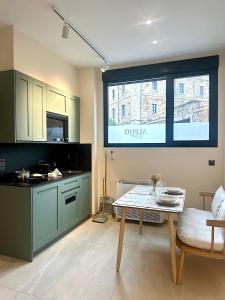 Una cocina o cocineta en Alpha Estudios, Apartamentos turísticos