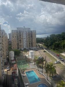 une vue d'un parking avec une piscine et un bâtiment dans l'établissement Apartment for Family to COP30, à Ananindeua