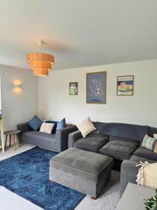 a living room with a couch and couches at Amazing City Centre Home in Derby
