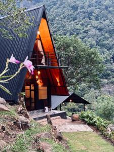 una casa en la ladera de una colina con árboles en Bambarakanda eco resort, 