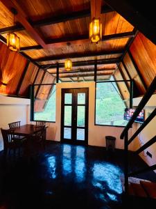 Un comedor con mesa y sillas en un edificio. en Bambarakanda eco resort, 