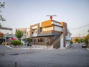 哈拉奇My Savvas Studios的上面有一个红色圆圈的建筑