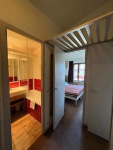 una camera con bagno dotato di lavandino e specchio di Résidence Le Britania - maeva Home - Appartement 2 pièces 4 personnes - Sélection MAE-6673 a La Tania
