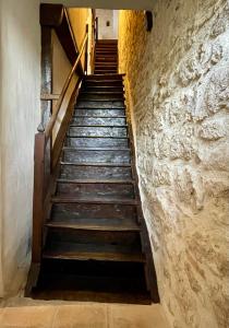 una scala in un edificio con muro di pietra di Le Logis de la Bastide a Lauzerte