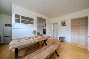 Una sala de estar con una mesa de madera con flores. en Look No Further The Stable Block in Beautiful Beaufort House 2 Bedrooms, en Bath