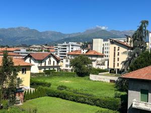 a view of a city with buildings and a green field at Casa di Amalia 14 in Biella