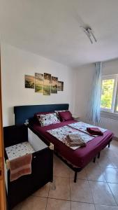 リーヴァ・デル・ガルダにあるGardaSunrise Apartment - Riva del Gardaの大きなベッドと窓のある寝室 +26枚の写真