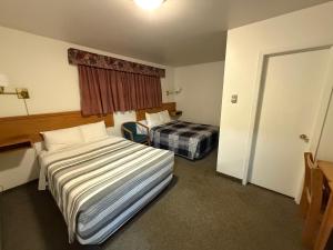 Postel nebo postele na pokoji v ubytování Lake-Vu Motel
