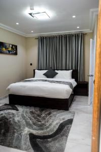 Fotografie z fotogalerie ubytování Royal Luxe 2BR with smart lock, Fast WiFi & secure parking in Oyarifa, Accra v destinaci Accra