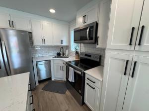 Φωτογραφία από το άλμπουμ του Modern 3BR, 2BAHome Near Georgetown Square Sleeps 6 σε Τζώρτζταουν