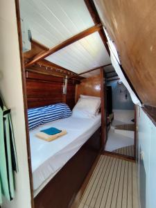 Katil atau katil-katil dalam bilik di Voilier confortable en bois à cotés des plages et ferries