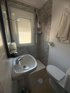 un baño con lavabo e inodoro en Hostal Las rejas, en Archidona