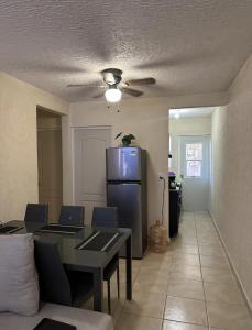 a living room with a table and a refrigerator at Departamento en Zona Diamante Acapulco in Acapulco