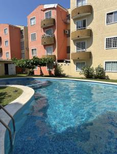 a large swimming pool in front of a building at Departamento en Zona Diamante Acapulco in Acapulco