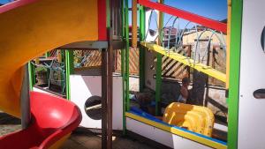 un niño está jugando en un parque infantil en Studio Comfort Blue, en Primorsko