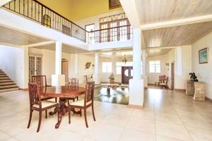 Khu vực ghế ngồi tại ZenBreak Landsdown House 5Bd