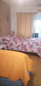 een slaapkamer met een bed met een gele deken bij À Perte De Vue 50 m de la mer climatisé linge de maison inclus in Empuriabrava