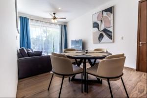 ein Wohnzimmer mit Esstisch und Stühlen in der Unterkunft Departamento en zona exclusiva a minutos de la playa y de la 5ta Av in Playa del Carmen