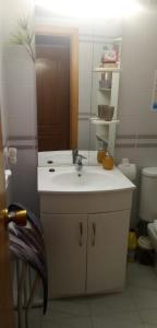 een badkamer met een wastafel en een spiegel bij À Perte De Vue 50 m de la mer climatisé linge de maison inclus in Empuriabrava