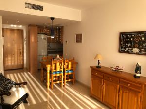 a kitchen and dining room with a table and chairs at Apartament L'Ampolla BLAU a 50 m del MAR, WIFI, parking in L'Ampolla