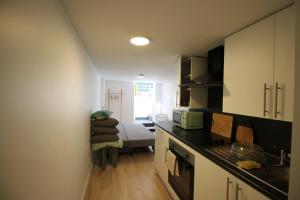 una cocina con fregadero y encimera en Cosy New Studio 2 min RER B, en Aulnay-sous-Bois