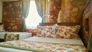 Postel nebo postele na pokoji v ubytování Odunluk Tas Konak Hotel