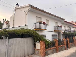 una casa bianca con balconi e recinzione di Cortijillo La Molinera a Jerez del Marquesado