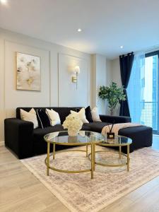 a living room with a couch and a coffee table at Luxury Liverpool City Centre Apartment with Balcony, Sleeps 8, Near Liverpool ONE and Royal Albert Docks in Liverpool