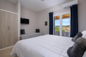 Μια τηλεόραση ή/και κέντρο ψυχαγωγίας στο The Lake Apartments