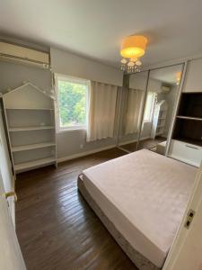 Ένα ή περισσότερα κρεβάτια σε δωμάτιο στο Cobertura Moinhos de Vento