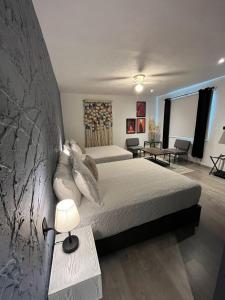 Un dormitorio con dos camas y una mesa con lámpara. en Casa Aceves & Bueno Hotel Boutique, en El Salto 81 fotos más