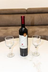 特雷比涅Leutar Central的桌上有一瓶酒和两个酒杯