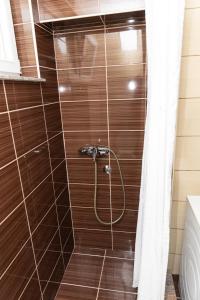 特雷比涅Leutar Central的浴室设有棕色瓷砖和淋浴。 更多33张照片