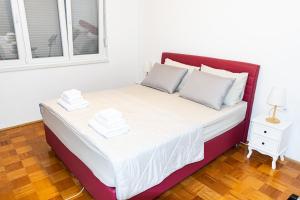 特雷比涅Leutar Central的卧室里有一张床，床单和枕头都是白色的