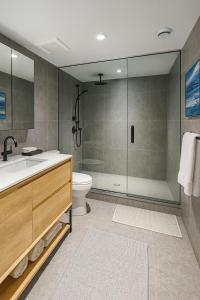 Vannituba majutusasutuses Stoney Lake Cottage with Private Dock by Leavetown Vacations