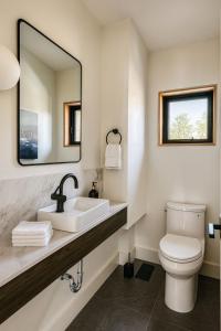 Vannituba majutusasutuses Stoney Lake Cottage with Private Dock by Leavetown Vacations +16 fotot