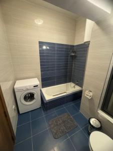 un bagno con wc, lavandino e doccia di Room Cozy in San Julian 2 a San Giuliano