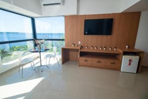 Μια τηλεόραση ή/και κέντρο ψυχαγωγίας στο Tropical Executive Hotel Flat 205