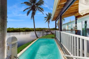 una casa con piscina al lado de un río en Snook Heaven, en Punta Gorda