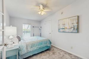 Un dormitorio con una cama y un ventilador de techo. en Snook Heaven, en Punta Gorda
