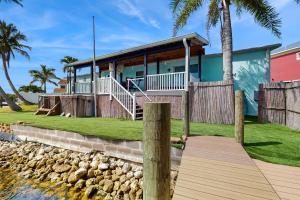 una casa en la playa con un paseo marítimo de madera en Snook Heaven, en Punta Gorda